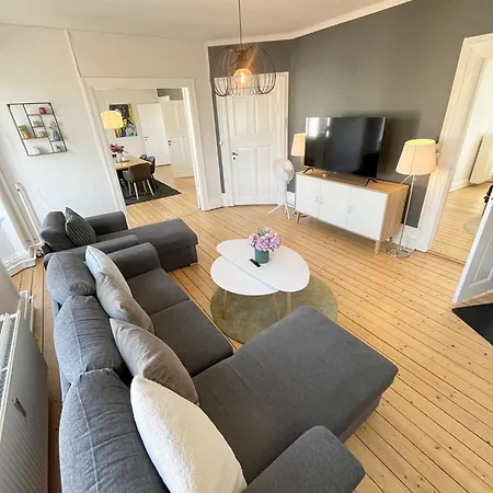 Lux Grand 2-bedroom On Pedestrian Street *