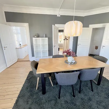 Lux Grand 2-bedroom On Pedestrian Street Daire