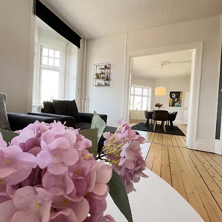 Lux Grand 2-bedroom On Pedestrian Street