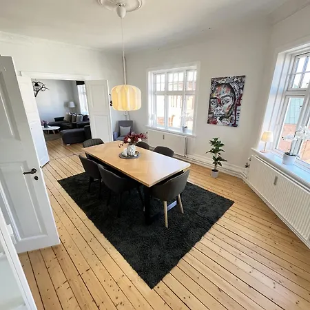 Lux Grand 2-bedroom On Pedestrian Street