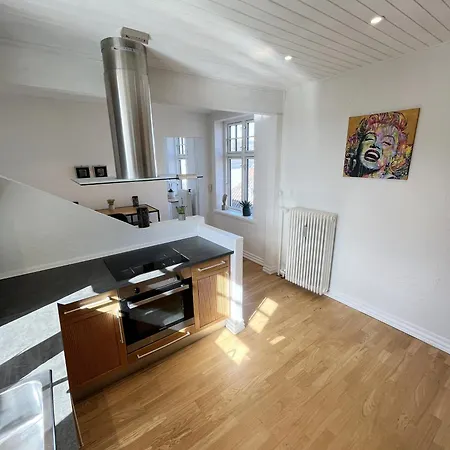 Lux Grand 2-bedroom On Pedestrian Street *
